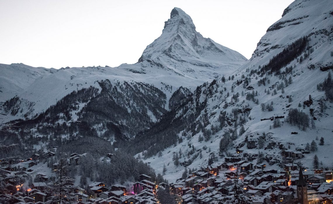 charmosa vila de Zermatt nos Alpes Suíços